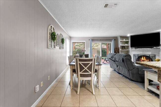 Building Photo - 883 Silverpines Rd