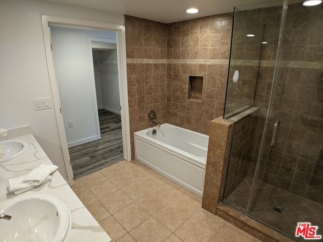 Building Photo - 5143 White Oak Ave