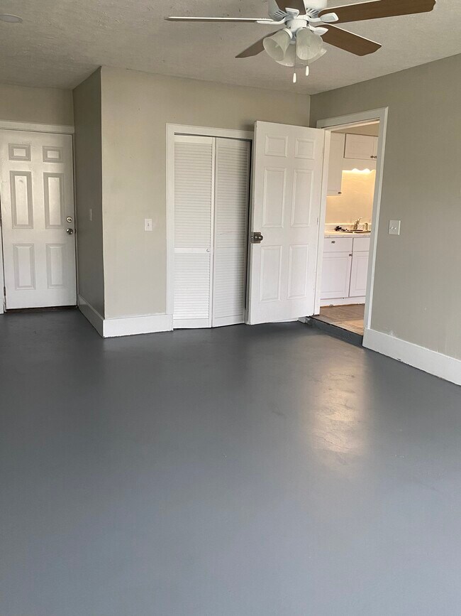 Building Photo - 1015 Kurze Ave