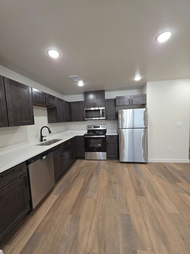 Building Photo - 703 W 12th St