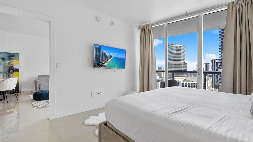 Building Photo - 475 Brickell Ave