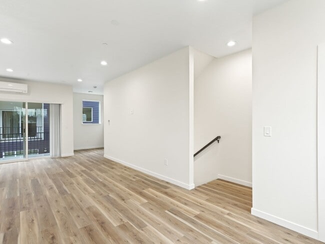 Building Photo - Vancouver Townhouses - Get 1 Month Free!