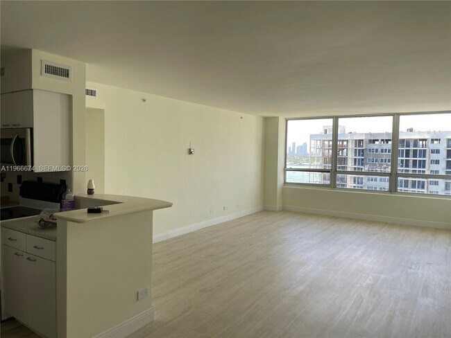 Building Photo - 1500 Bay Rd