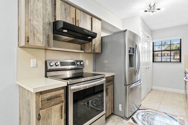 Building Photo - Beautiful Modern 2/1 Townhome in St. Cloud's Pine Lake Villas