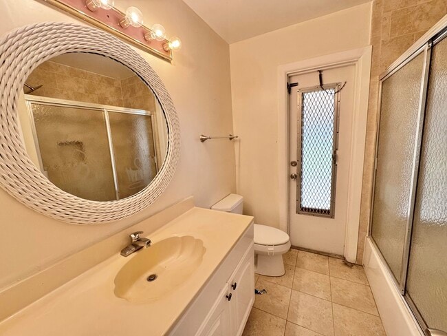 Building Photo - 200 SW 4th St