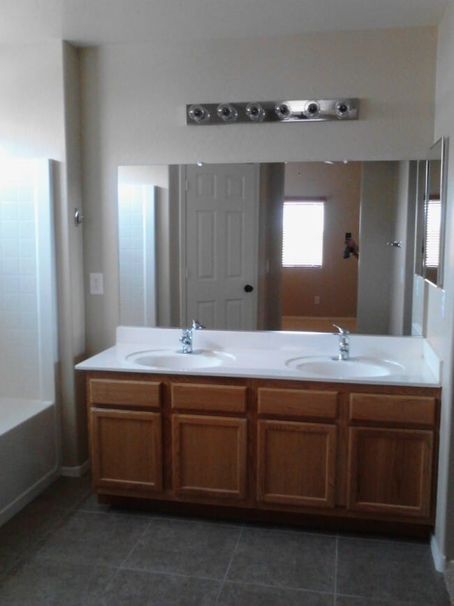 Building Photo - AVAILABLE NOW!!!