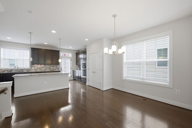 Building Photo - 2413 Glenallan Ave