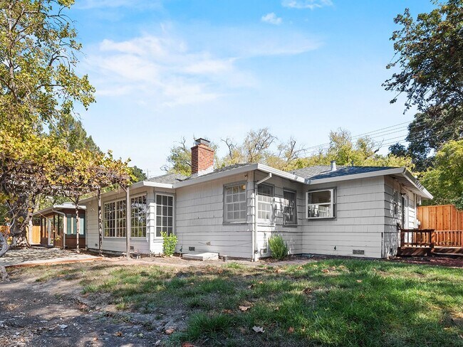 Building Photo - Spacious Single Family Home