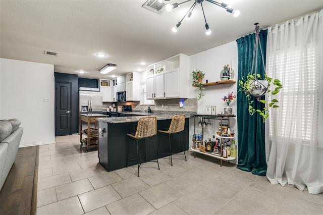 Building Photo - 2050 Lake Trail Dr