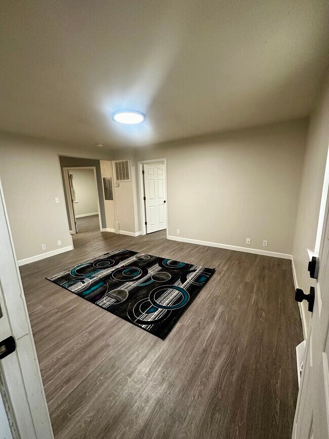 Building Photo - 721 Oneida St