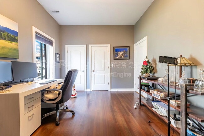 Building Photo - 852 N Damen Ave