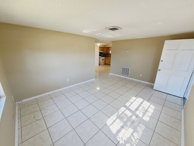 Building Photo - Charming Four Bedroom One Bathroom House p...