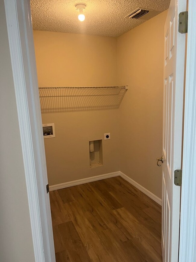 Building Photo - Spacious 3/2 with Attached 2 Car Garage in Deltona Lakes!