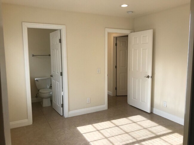 Building Photo - Ground Level Home La Jolla Village! Washer, Dryer, Parking, Upgraded Appliances! Walk to beaches!