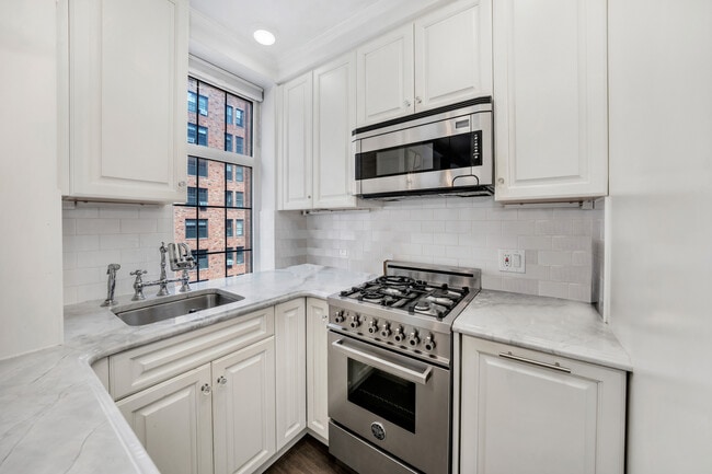 Building Photo - 465 W 23rd St