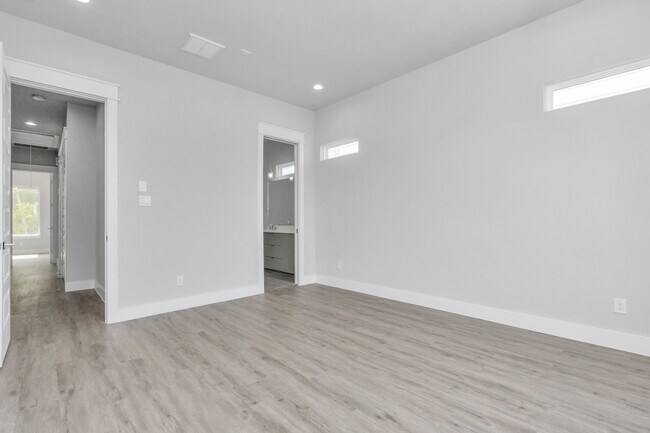 Building Photo - 5818 Burt St