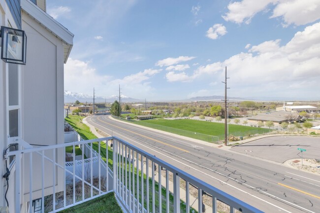 Building Photo - **Charming Home in Provo, UT 84401 – Avail...