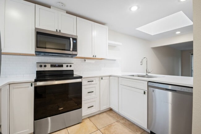 Building Photo - 2Bd/1.5Ba Kirkland Townhouse