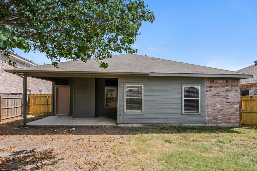 Building Photo - 2808 Earle Dr