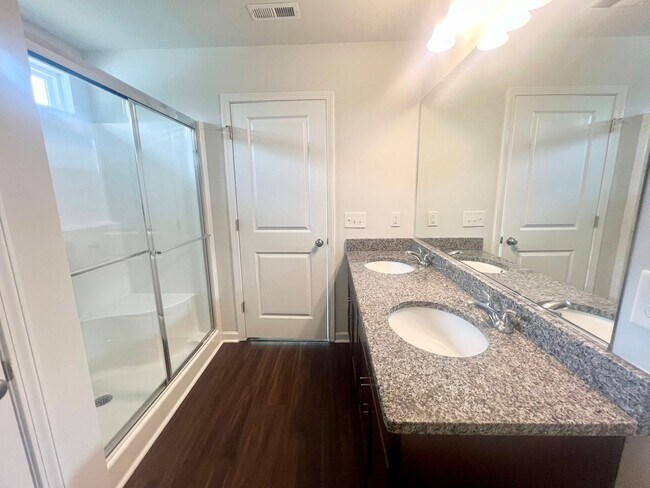 Building Photo - Welcome Home! 4BR/2.5BA in Manning Crossing – Elon