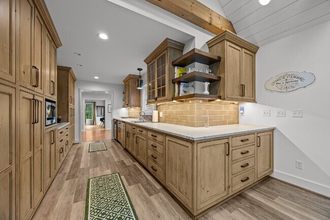 Building Photo - Charming Furnished Estate with Full-Servic...