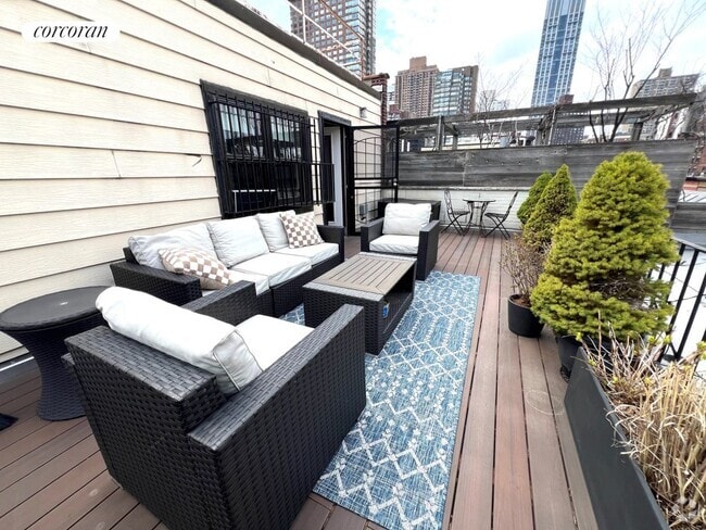 Building Photo - 38 W 69th St