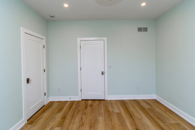 Building Photo - 17 Wilson St