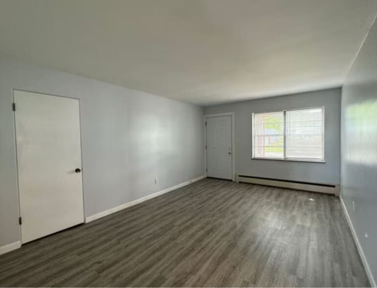 Building Photo - 2301 W Lawrence Ave