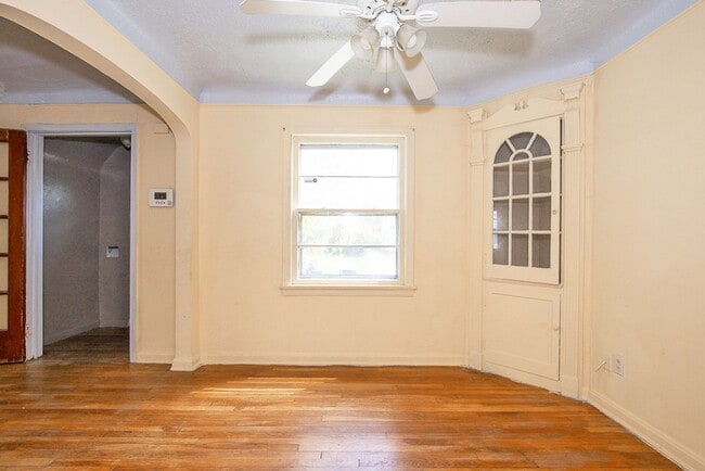 Building Photo - 2 BED 1.5  BATH BEAUTIFUL SINGLE FAMILY HO...