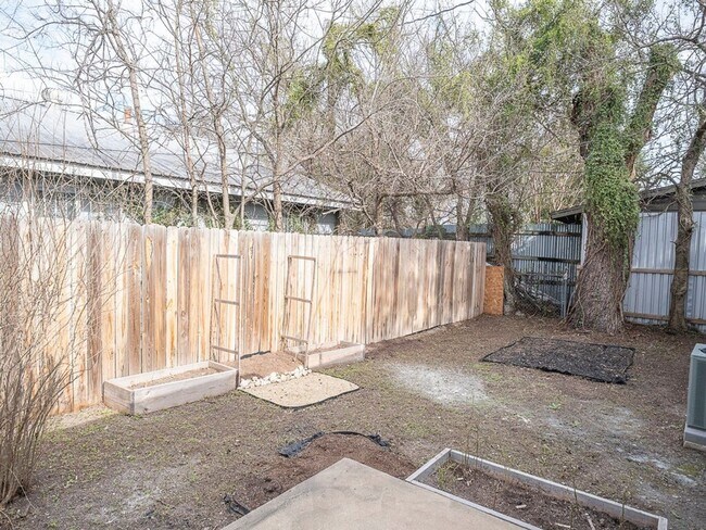 Building Photo - 6001 Cameron Rd