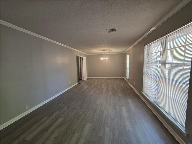 Building Photo - 744 Ledyard Pl