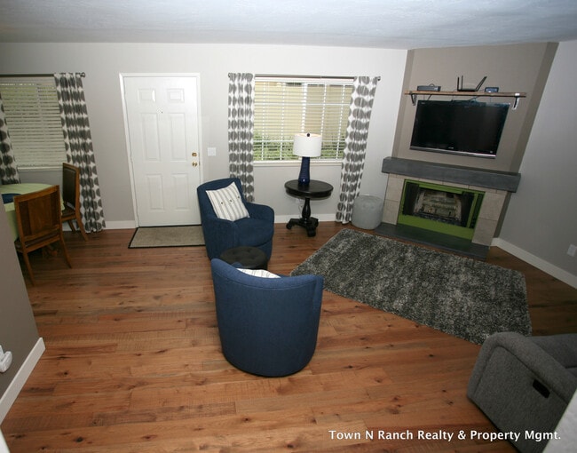 Building Photo - 3Br 2 1/2Ba, 2 Story Condo Avail May 1st short term lease