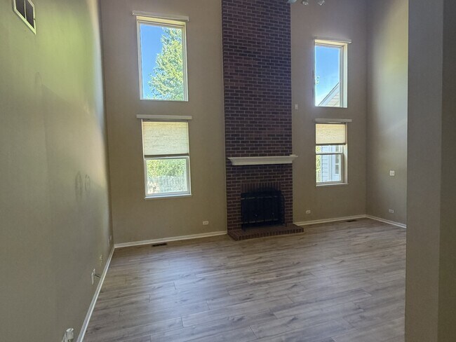 Building Photo - 575 Capital Ln