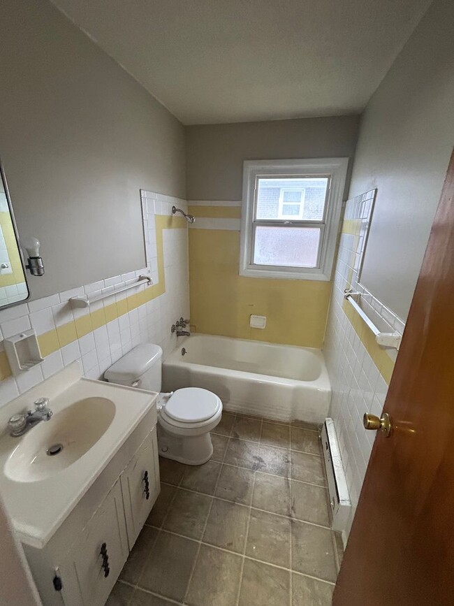 Building Photo - 2 bed 1 bath apartment, hardwood floors, l...