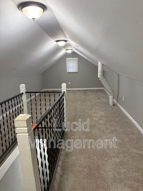 Building Photo - 724 W Evelyn Ave