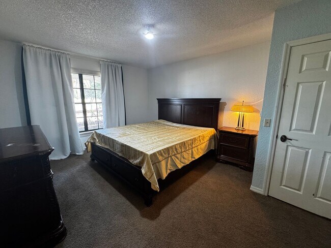 Building Photo - 630 N Crooked Lake Dr