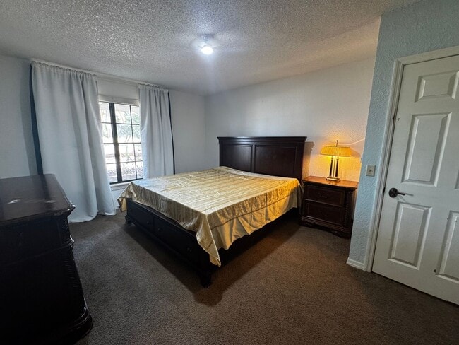 Building Photo - Charming Home with Mother in-Law Suite & Lake Access