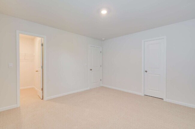 Building Photo - Spacious 4-Bed Gem with 2.5 Baths in Fuqua...