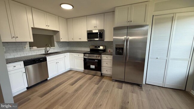 Building Photo - 28 Sandstone Ct