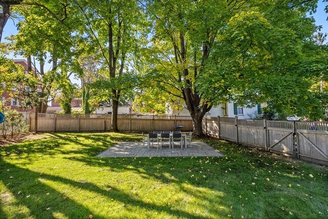 Building Photo - 90 Maple Pl