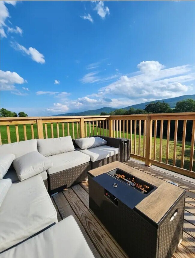 Building Photo - Luxury 5-Bedroom Retreat on 6.5 Acres — Furnished or Unfurnished — Flexible Lease