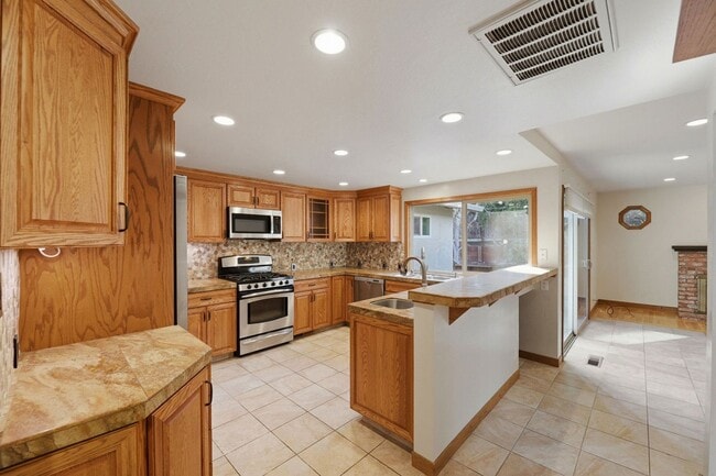 Building Photo - Beautifully Updated 3BR/2BA Home with Private Garden Oasis