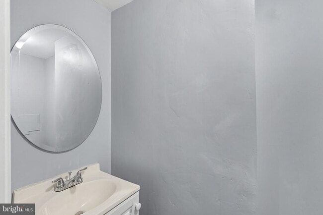 Building Photo - 749 S Woodington Rd