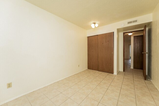 Building Photo - 2 Bedroom 2 Bathroom Sits Right on the Shore of Lake Beverly