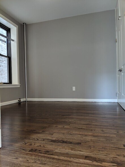 Building Photo - 109 W 111th St