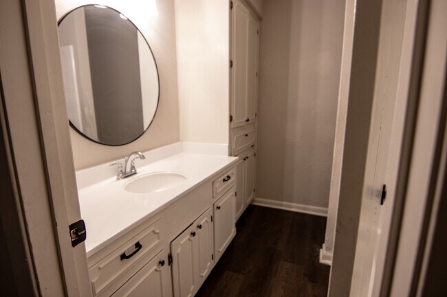 Building Photo - 5108 Twin Oaks St