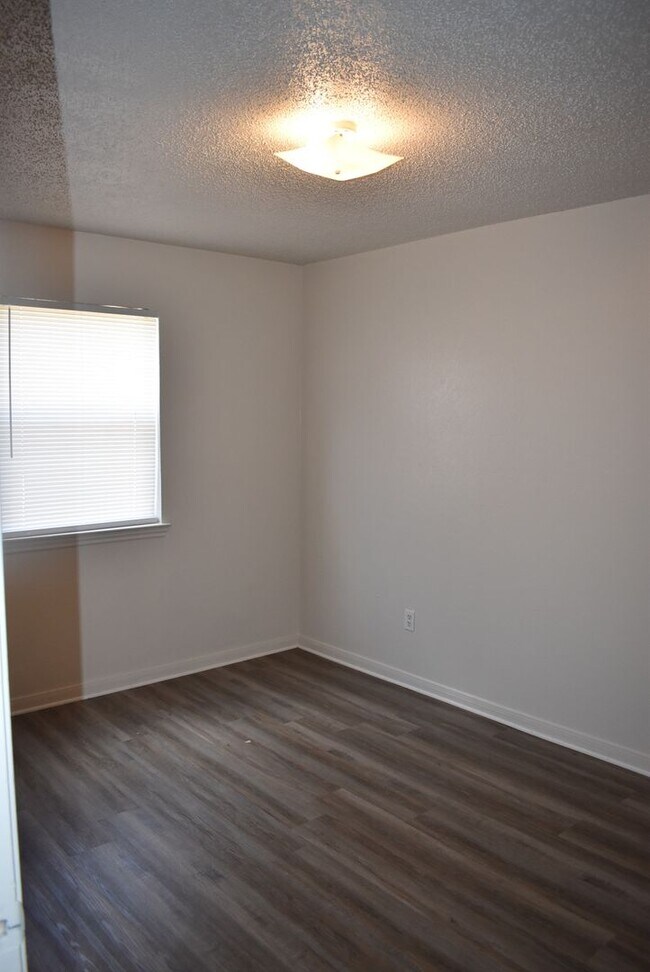 Building Photo - 221 W Robin Ln