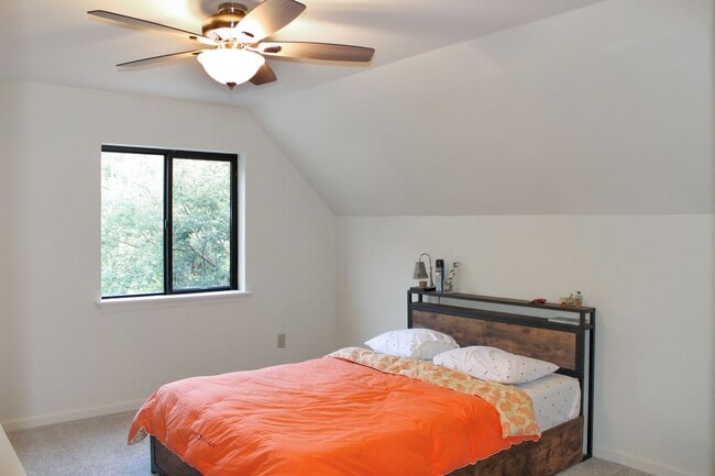 Building Photo - Contemporary duplex with first floor primary