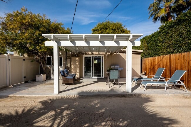 Building Photo - Movie Colony Oasis - Peaceful, Walk to Downtown (Monthly Only - No Long Term)