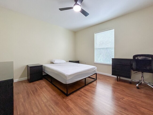 Building Photo - Beautiful Room for Rent in a 4/4 Unit - University Terrace West 511-D